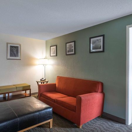 Days Inn By Wyndham Гринвилл Экстерьер фото