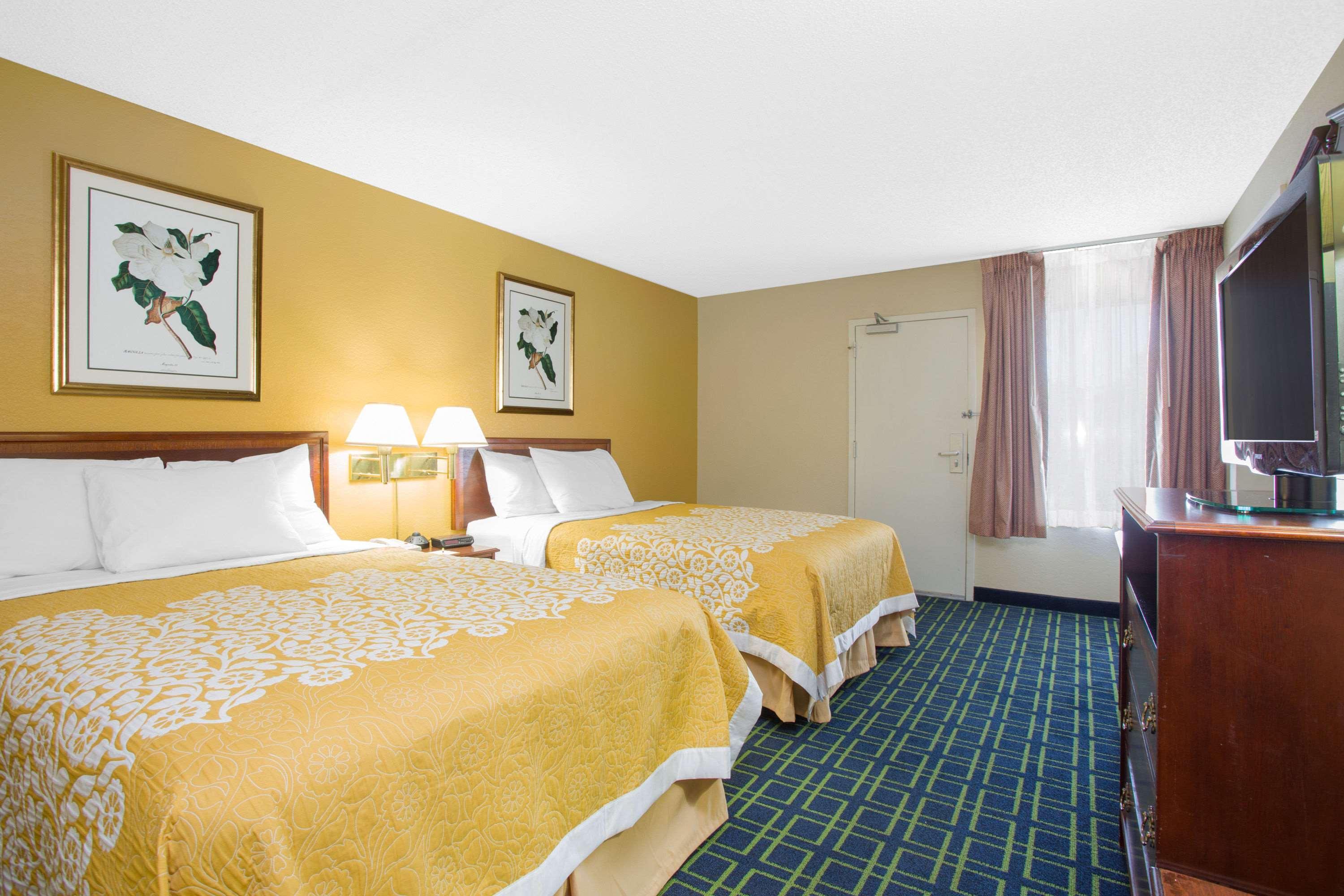 Days Inn By Wyndham Гринвилл Экстерьер фото