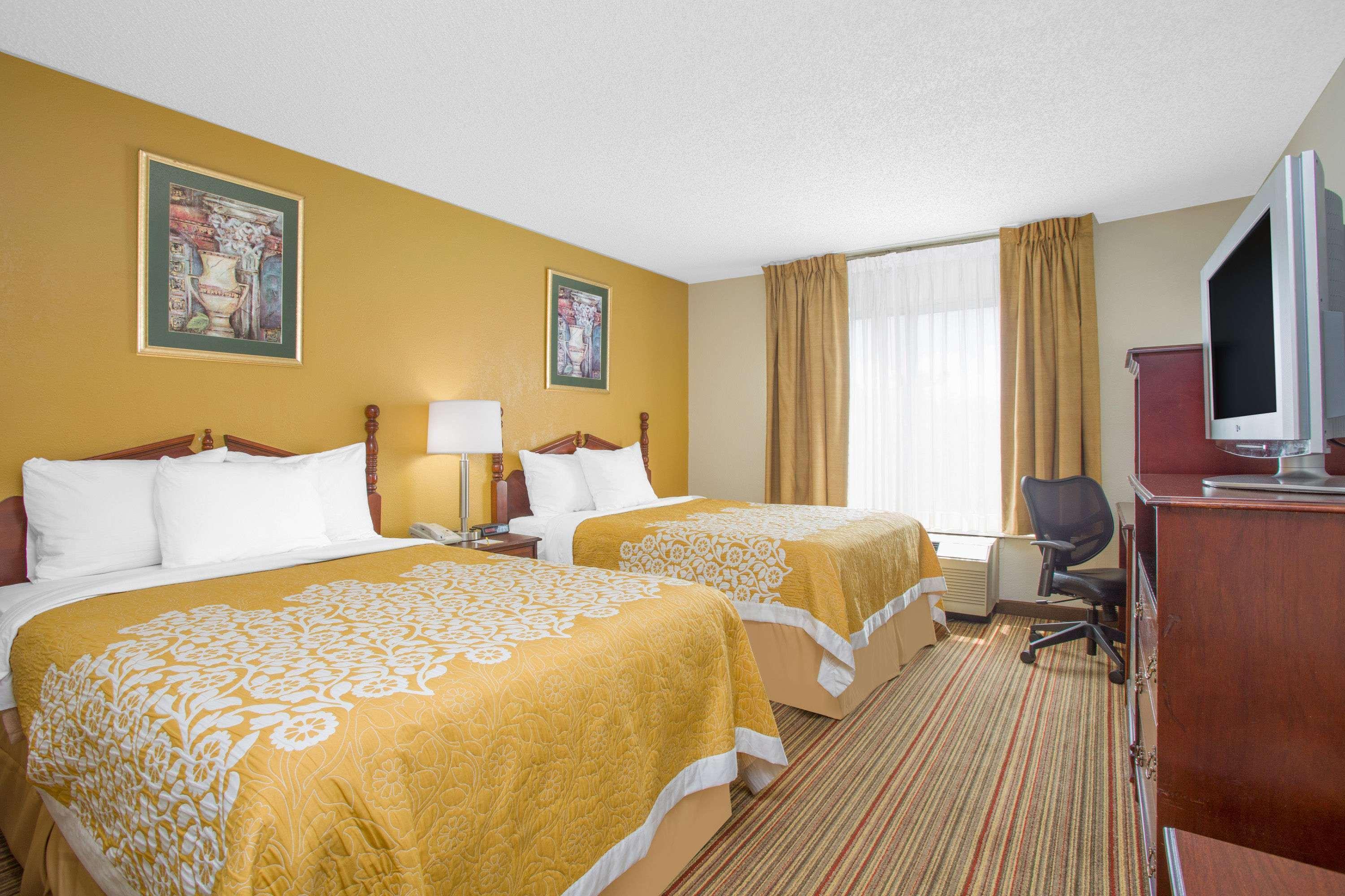 Days Inn By Wyndham Гринвилл Экстерьер фото